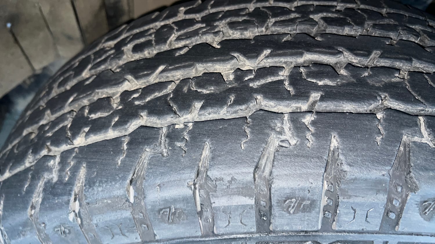 Used 2022 mahindra Thar LX Hard Top Petrol AT 4WD Petrol Automatic tyres RIGHT FRONT TYRE TREAD VIEW