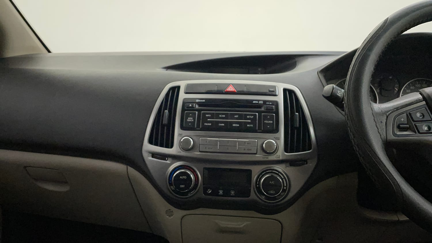 Used 2012 Hyundai i20 Sportz 1.2 Petrol Manual top_features Integrated (in-dash) music system