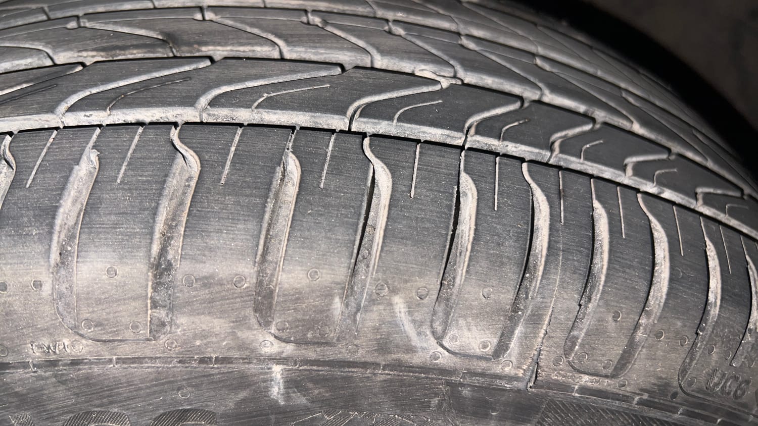Used 2016 Maruti Suzuki Ertiga ZXI Petrol Manual tyres LEFT FRONT TYRE TREAD VIEW