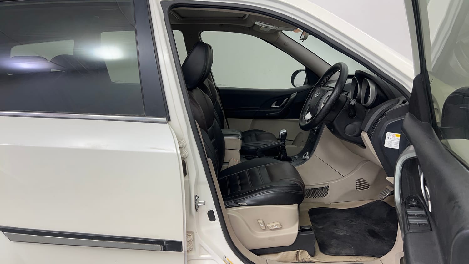 Used 2017 Mahindra XUV500 W10 Diesel Manual interior RIGHT SIDE FRONT DOOR CABIN VIEW