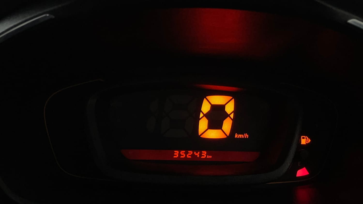 Used 2016 Renault Kwid RXT Petrol Manual interior CLUSTERMETER VIEW