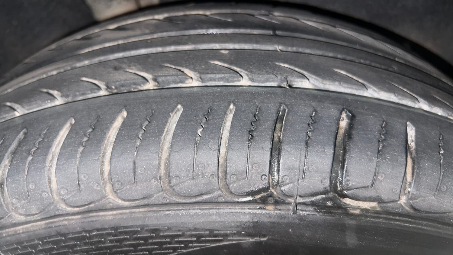 Used 2021 Ford EcoSport Titanium Plus 1.5L Ti-VCT AT Petrol Automatic tyres RIGHT REAR TYRE TREAD VIEW