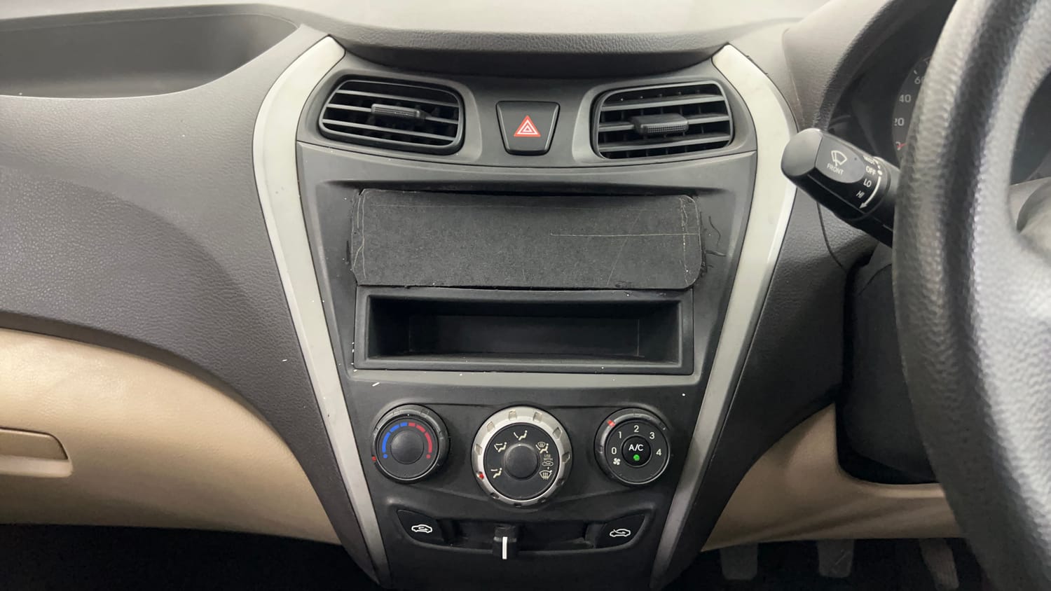 Used 2012 Hyundai Eon Era Petrol Manual interior MUSIC SYSTEM & AC CONTROL VIEW