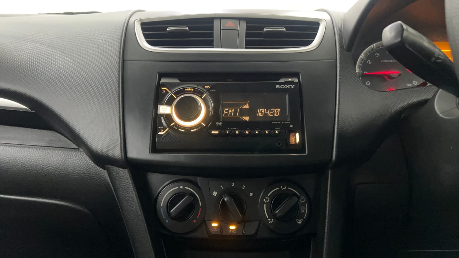 Used 2013 Maruti Suzuki Swift VXi Petrol Manual interior MUSIC SYSTEM & AC CONTROL VIEW