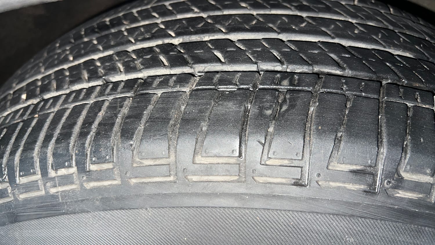 Used 2022 Mahindra XUV700 AX 3 Petrol AT 5 STR Petrol Automatic tyres RIGHT FRONT TYRE TREAD VIEW