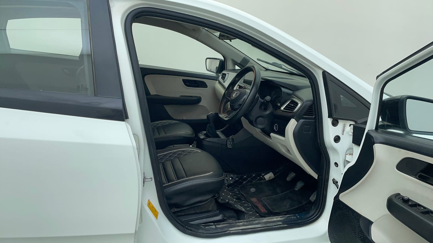 Used 2022 Tata Altroz XT Petrol Petrol Manual interior RIGHT SIDE FRONT DOOR CABIN VIEW