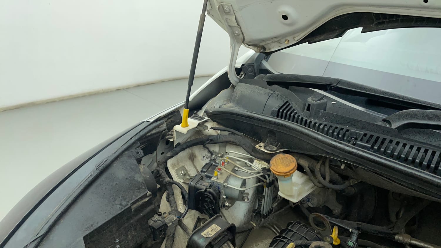 Used 2022 Tata Altroz XT Petrol Petrol Manual engine ENGINE RIGHT SIDE HINGE & APRON VIEW