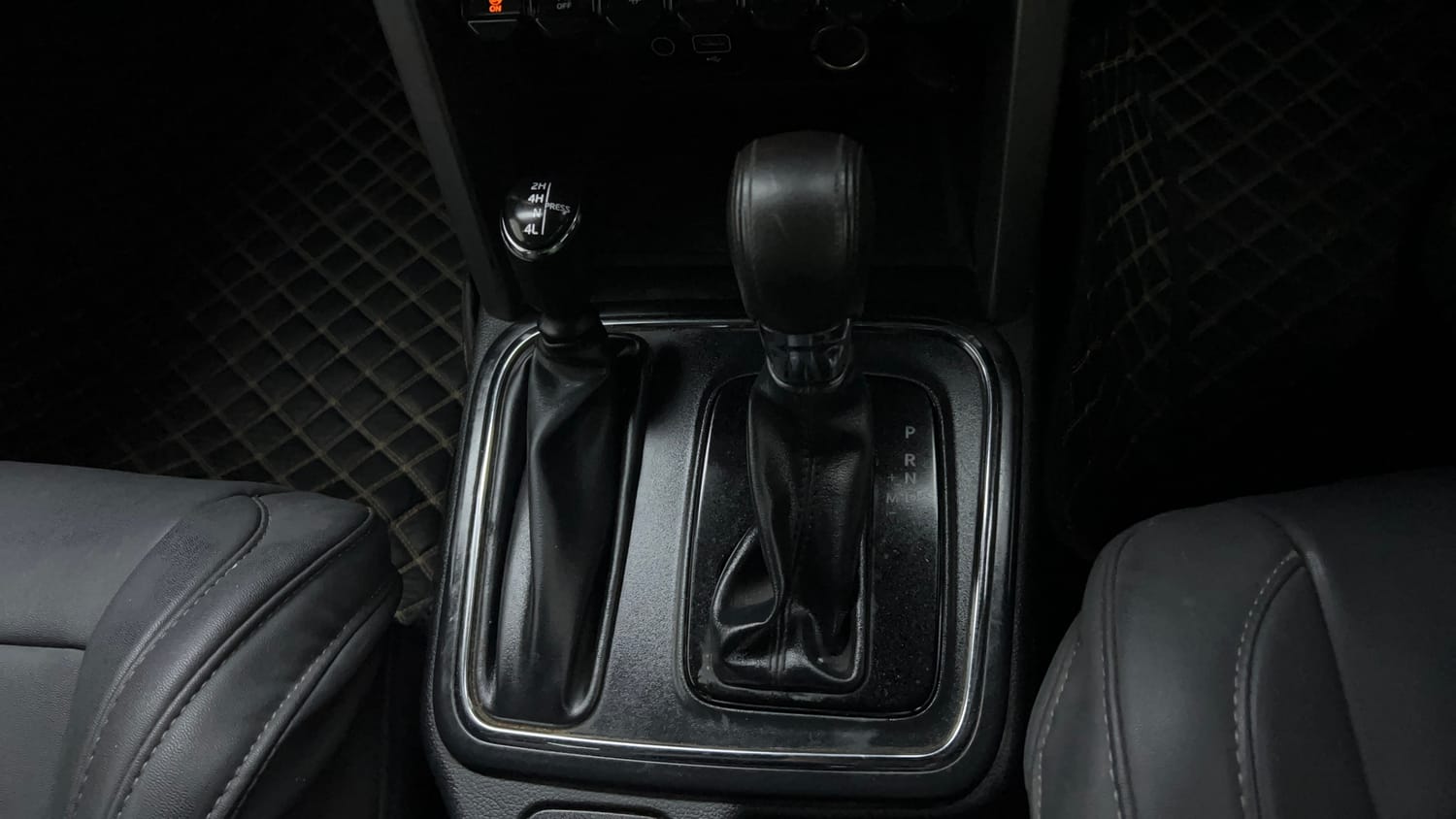 Used 2022 mahindra Thar LX Hard Top Petrol AT 4WD Petrol Automatic interior GEAR  KNOB VIEW