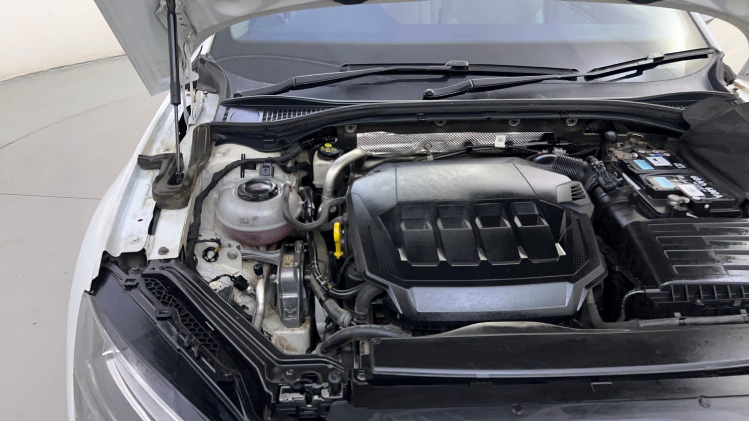 Used 2020 Skoda Superb L&K AT Petrol Automatic engine ENGINE RIGHT SIDE HINGE & APRON VIEW