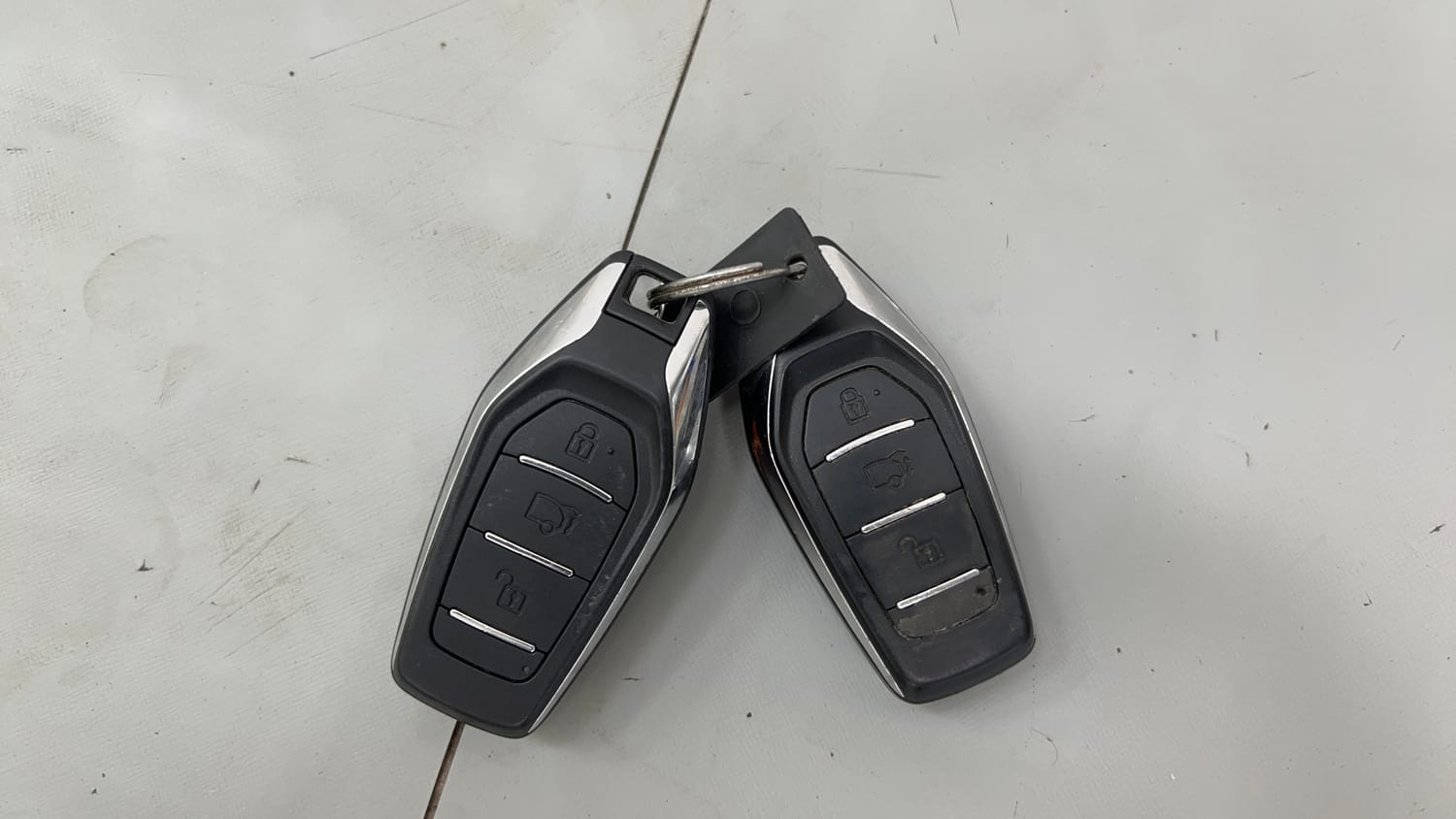 Used 2017 Mahindra XUV500 W10 Diesel Manual extra CAR KEY VIEW