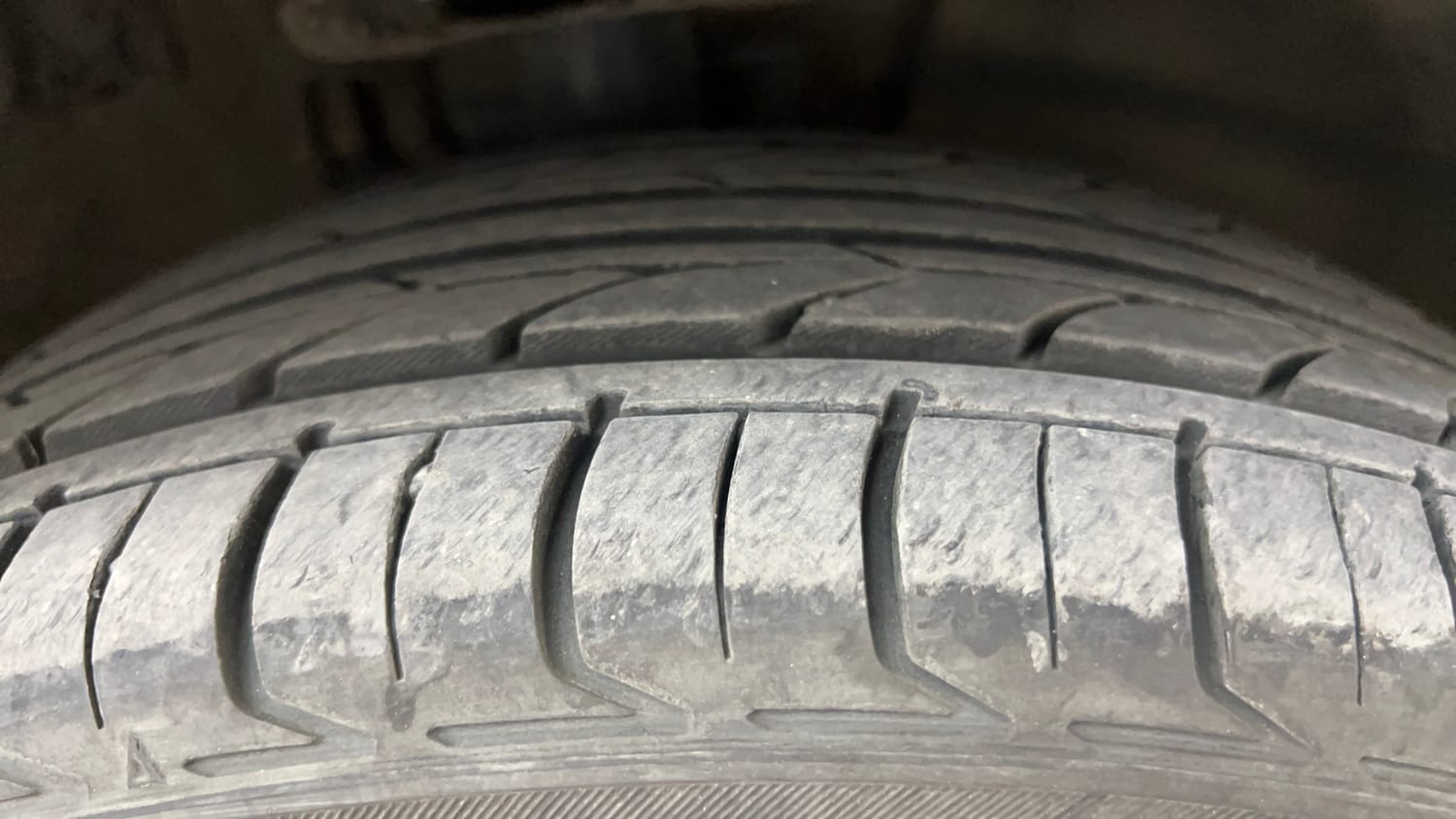 Used 2019 Volkswagen Vento Highline Plus 1.5 AT (D) 16 Alloy Diesel Automatic tyres RIGHT FRONT TYRE TREAD VIEW