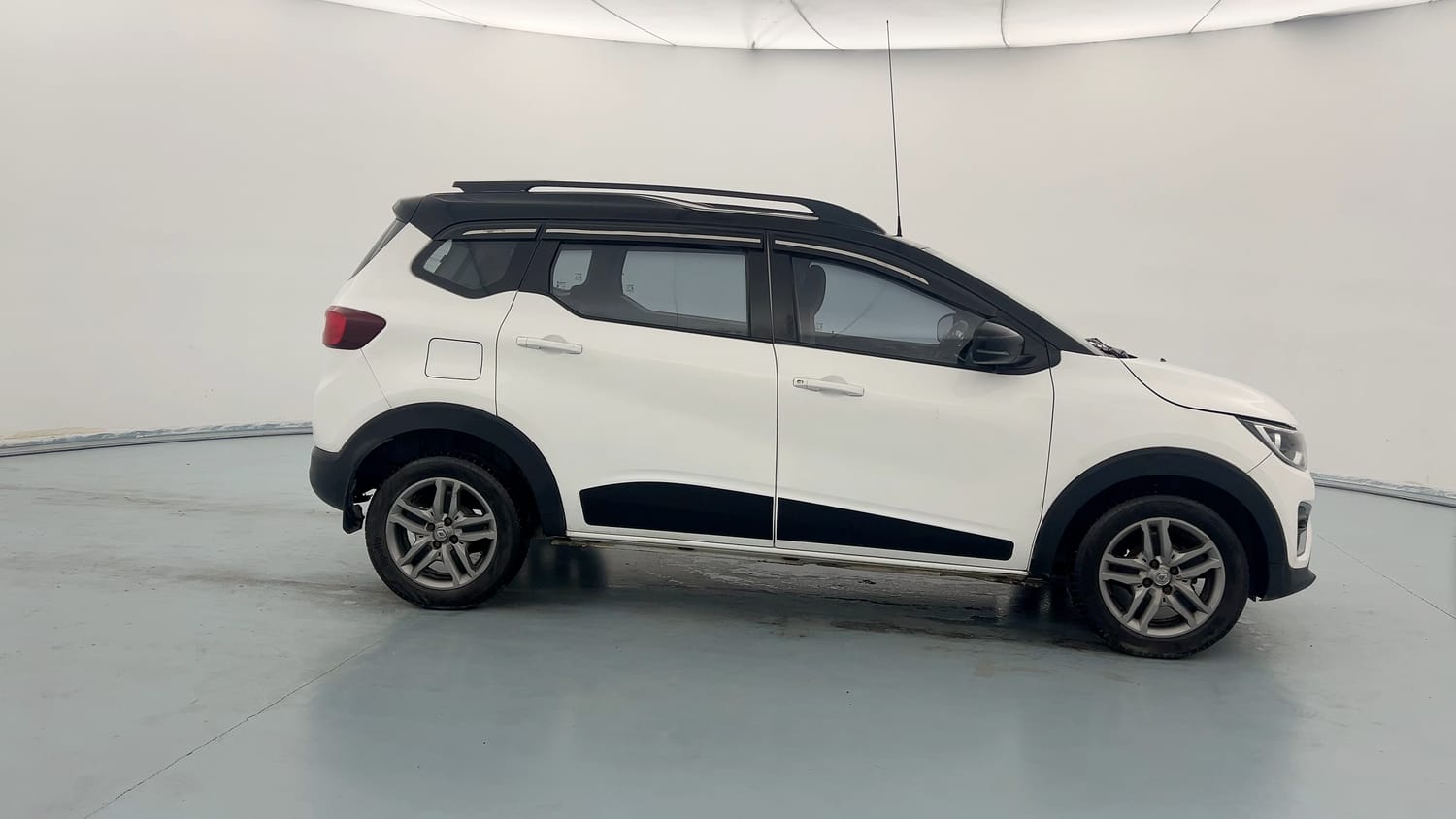 Used 2023 Renault Triber RXZ Dual Tone Petrol Manual exterior RIGHT SIDE VIEW