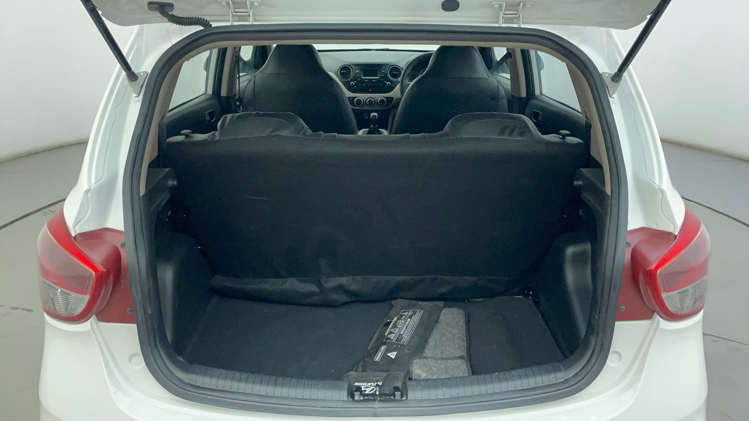 Used 2018 Hyundai Grand i10 Magna 1.2 Kappa VTVT Petrol Manual interior DICKY INSIDE VIEW
