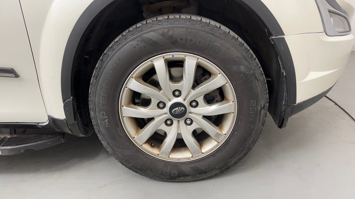 Used 2017 Mahindra XUV500 W10 Diesel Manual tyres RIGHT FRONT TYRE RIM VIEW