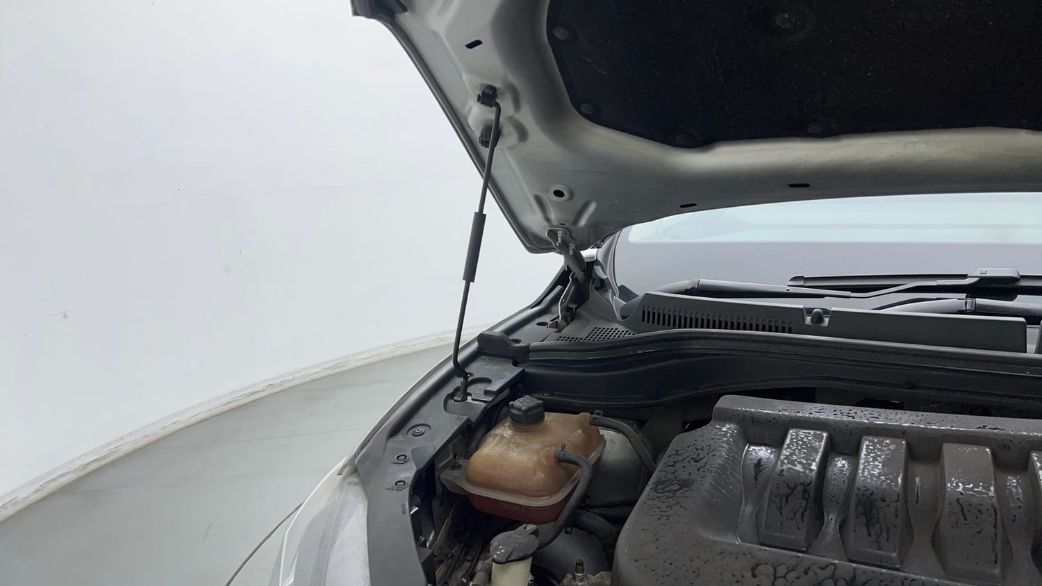 Used 2022 Mahindra XUV700 AX 3 Petrol AT 5 STR Petrol Automatic engine ENGINE RIGHT SIDE HINGE & APRON VIEW