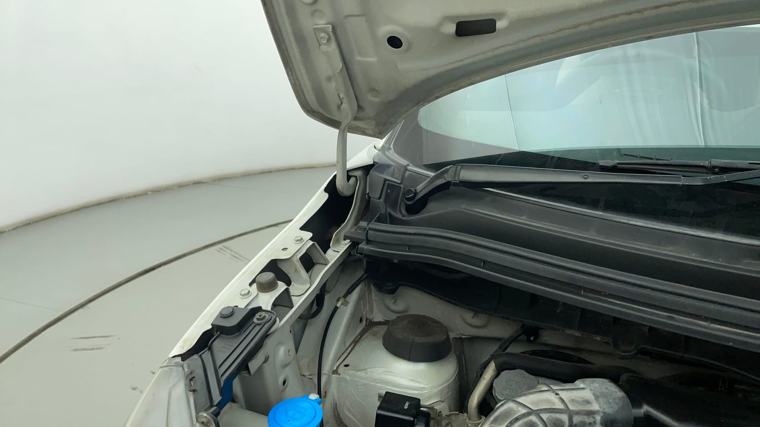 Used 2019 Maruti Suzuki Wagon R VXi 1.2 Petrol Manual engine ENGINE RIGHT SIDE HINGE & APRON VIEW