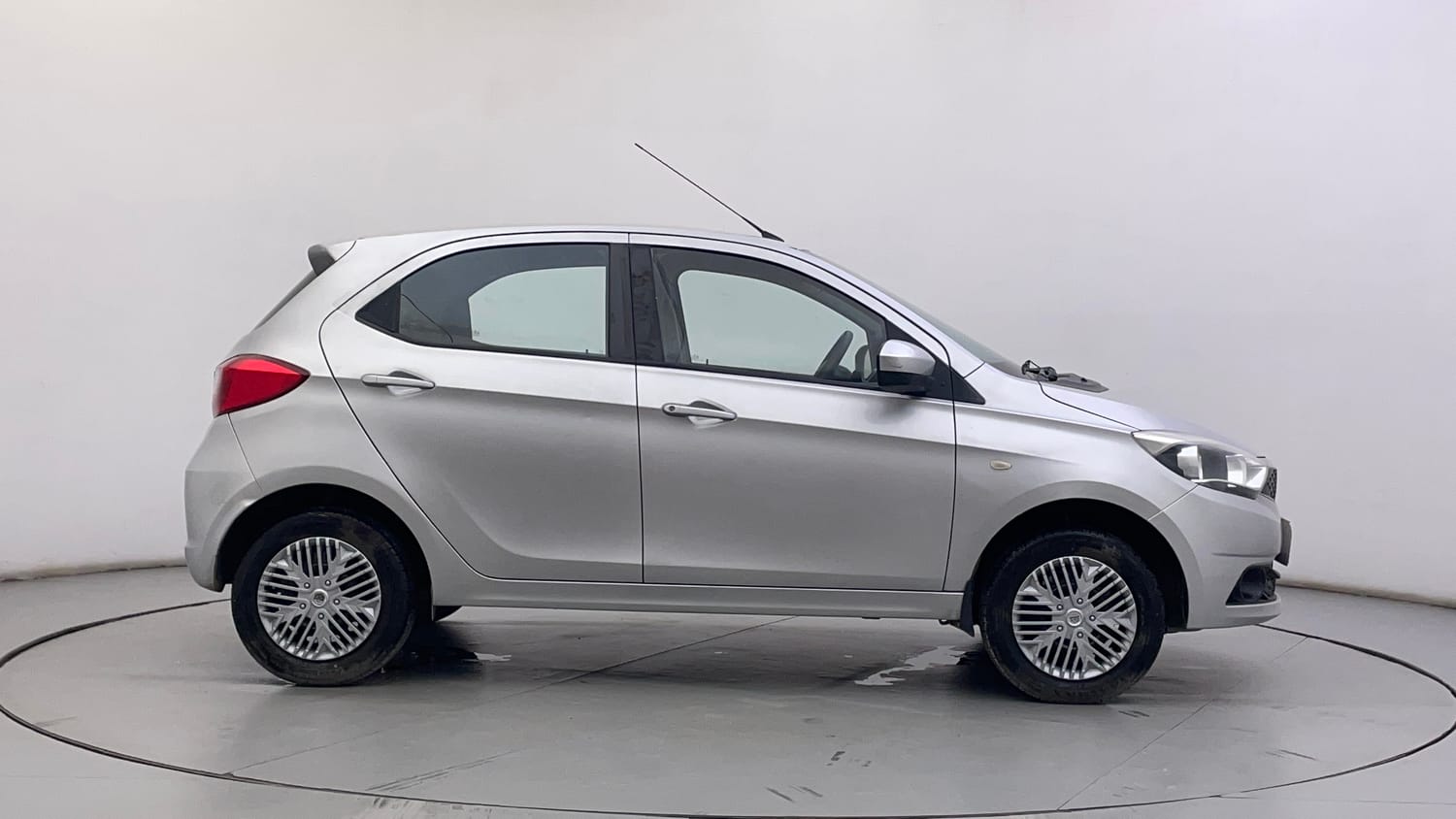Used 2016 Tata Tiago Revotron XT Petrol Manual exterior RIGHT SIDE VIEW