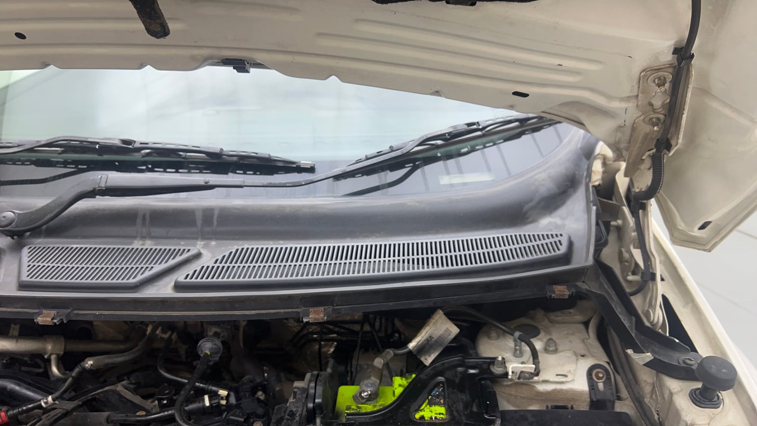 Used 2018 Ford EcoSport Titanium 1.5L TDCi Diesel Manual engine ENGINE LEFT SIDE HINGE & APRON VIEW