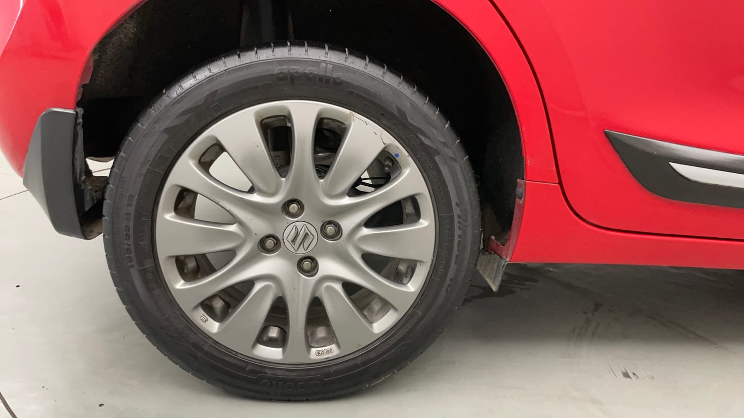 Used 2017 Maruti Suzuki Baleno Zeta 1.2 Petrol Manual tyres RIGHT REAR TYRE RIM VIEW