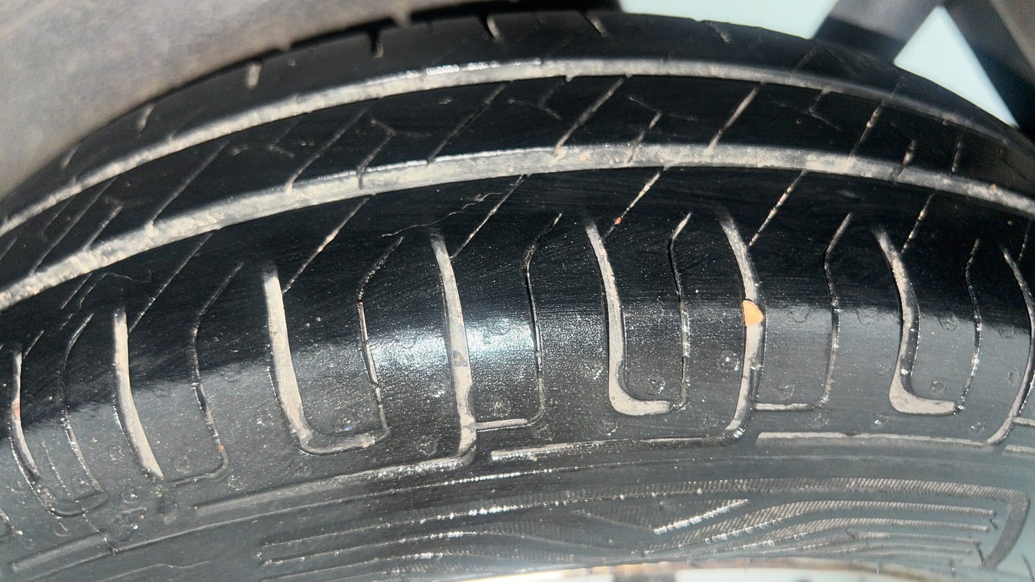 Used 2015 Maruti Suzuki Wagon R LXI Petrol Manual tyres LEFT REAR TYRE TREAD VIEW