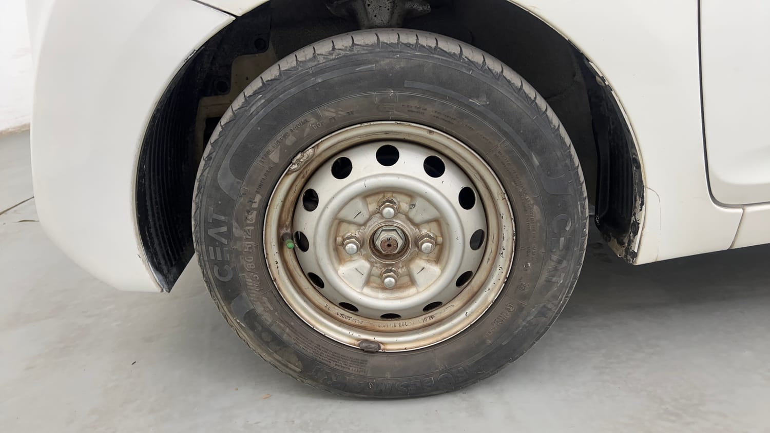 Used 2012 Hyundai Eon Era Petrol Manual tyres LEFT FRONT TYRE RIM VIEW