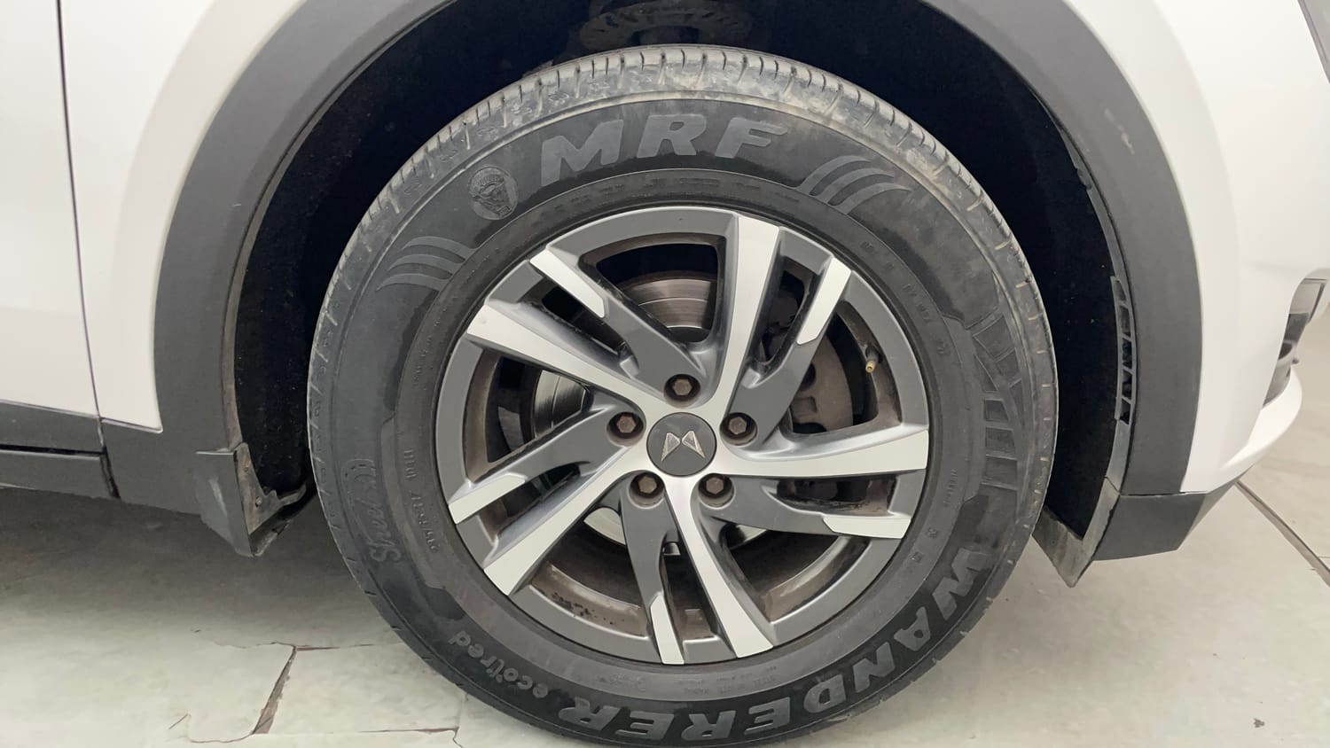 Used 2023 Mahindra XUV700 AX 5 Petrol AT 5 STR Petrol Automatic tyres RIGHT FRONT TYRE RIM VIEW