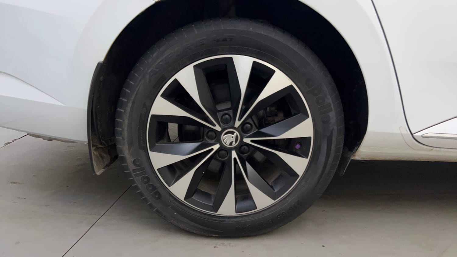 Used 2020 Skoda Superb L&K AT Petrol Automatic tyres RIGHT REAR TYRE RIM VIEW