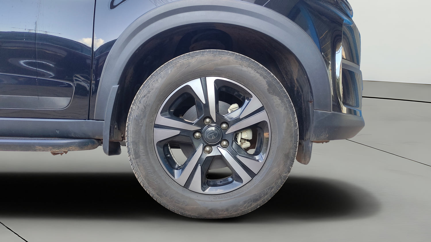 Used 2025 Tata Nexon Creative Plus (S) 1.2 Petrol 6MT Dark Edition Petrol Manual tyres RIGHT FRONT TYRE RIM VIEW