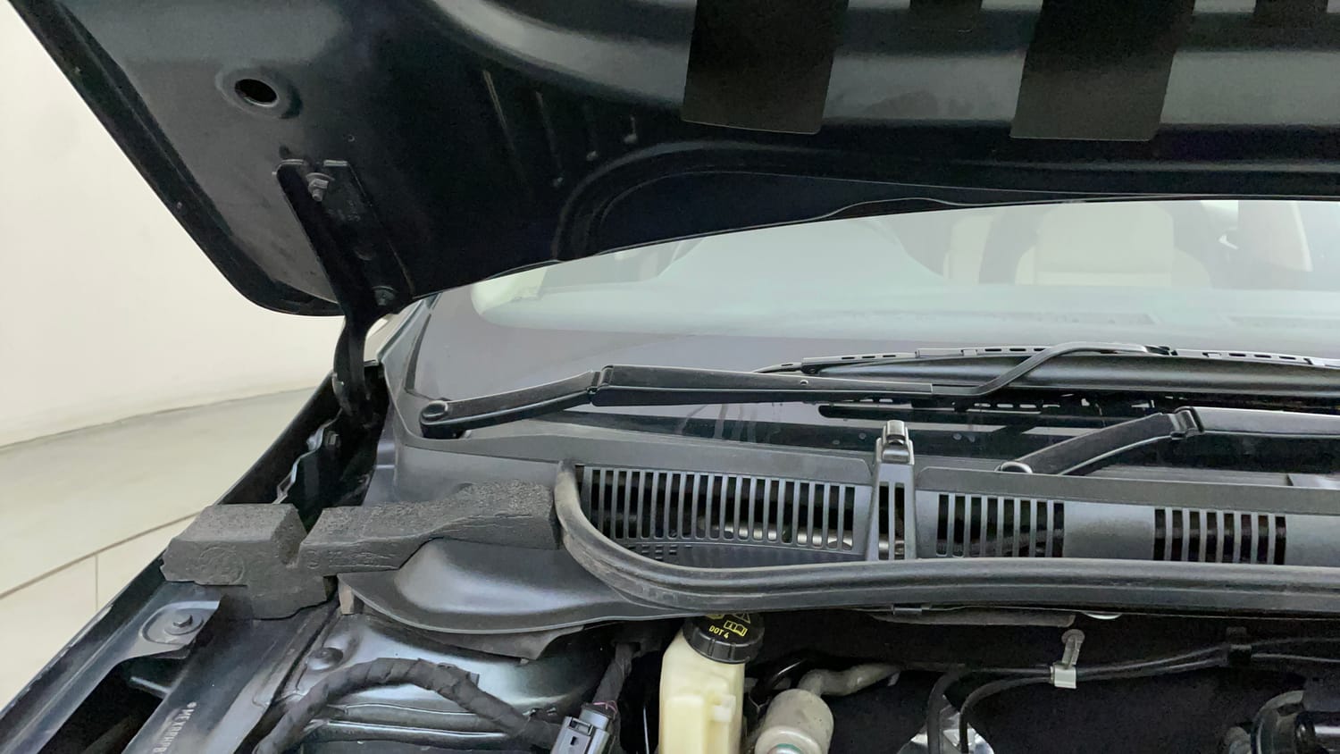 Used 2023 Skoda Slavia Style 1.5L TSI DSG Petrol Automatic engine ENGINE RIGHT SIDE HINGE & APRON VIEW