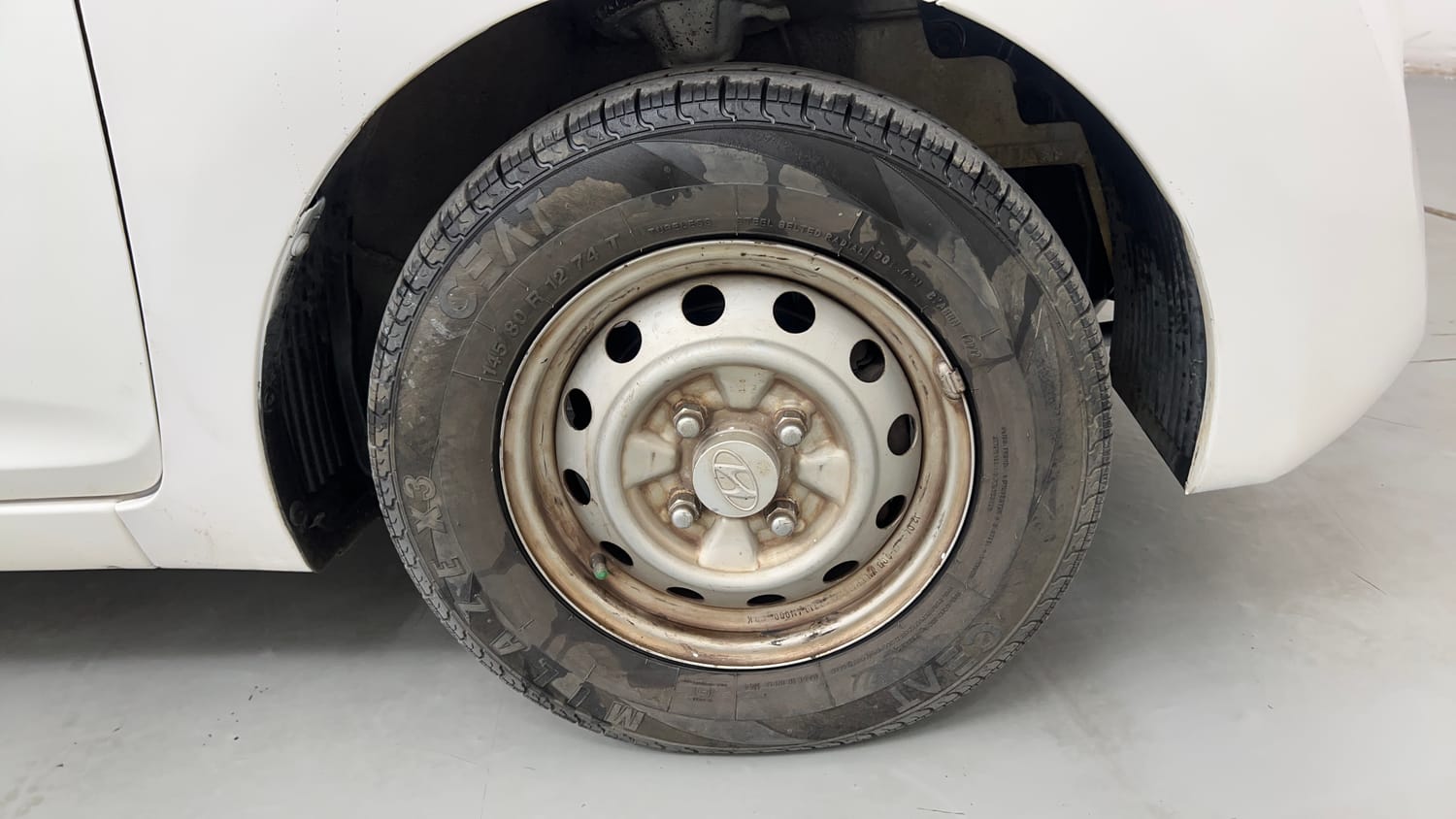 Used 2012 Hyundai Eon Era Petrol Manual tyres RIGHT FRONT TYRE RIM VIEW