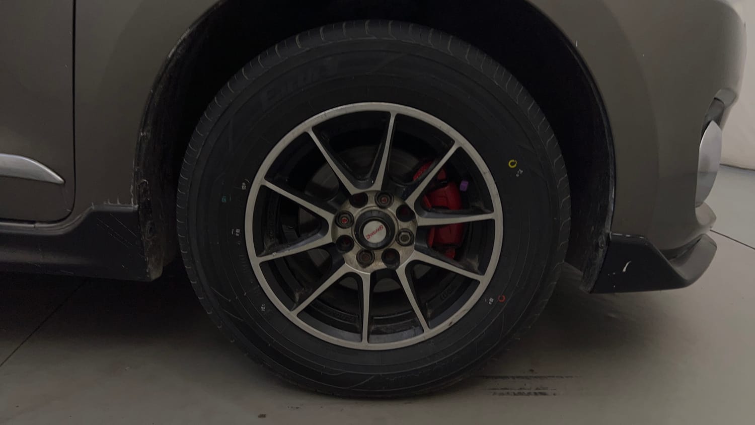Used 2022 Maruti Suzuki Swift VXi AMT Petrol Automatic tyres RIGHT FRONT TYRE RIM VIEW
