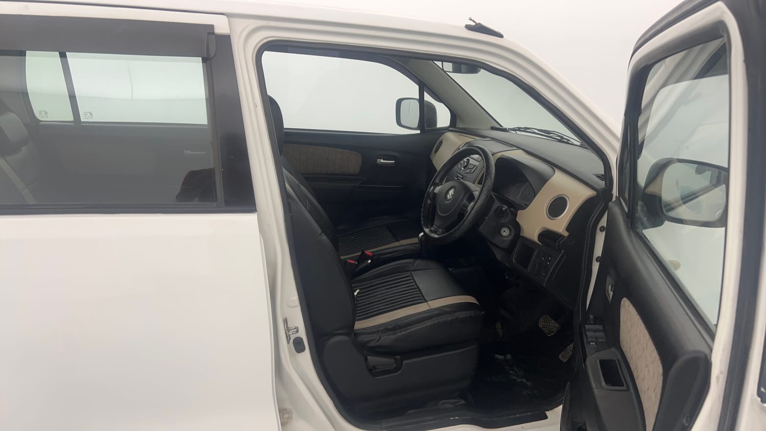 Used 2017 Maruti Suzuki Wagon R VXI+ AMT Petrol Automatic interior RIGHT SIDE FRONT DOOR CABIN VIEW