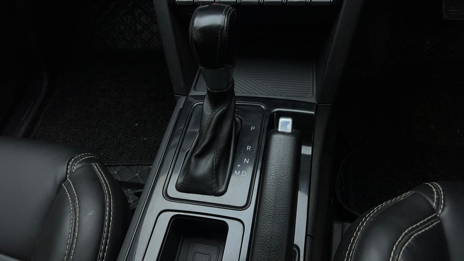 Used 2022 Mahindra XUV700 AX 3 Petrol AT 5 STR Petrol Automatic interior GEAR  KNOB VIEW
