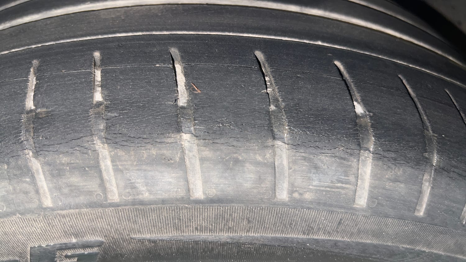 Used 2020 Skoda Superb L&K AT Petrol Automatic tyres LEFT FRONT TYRE TREAD VIEW