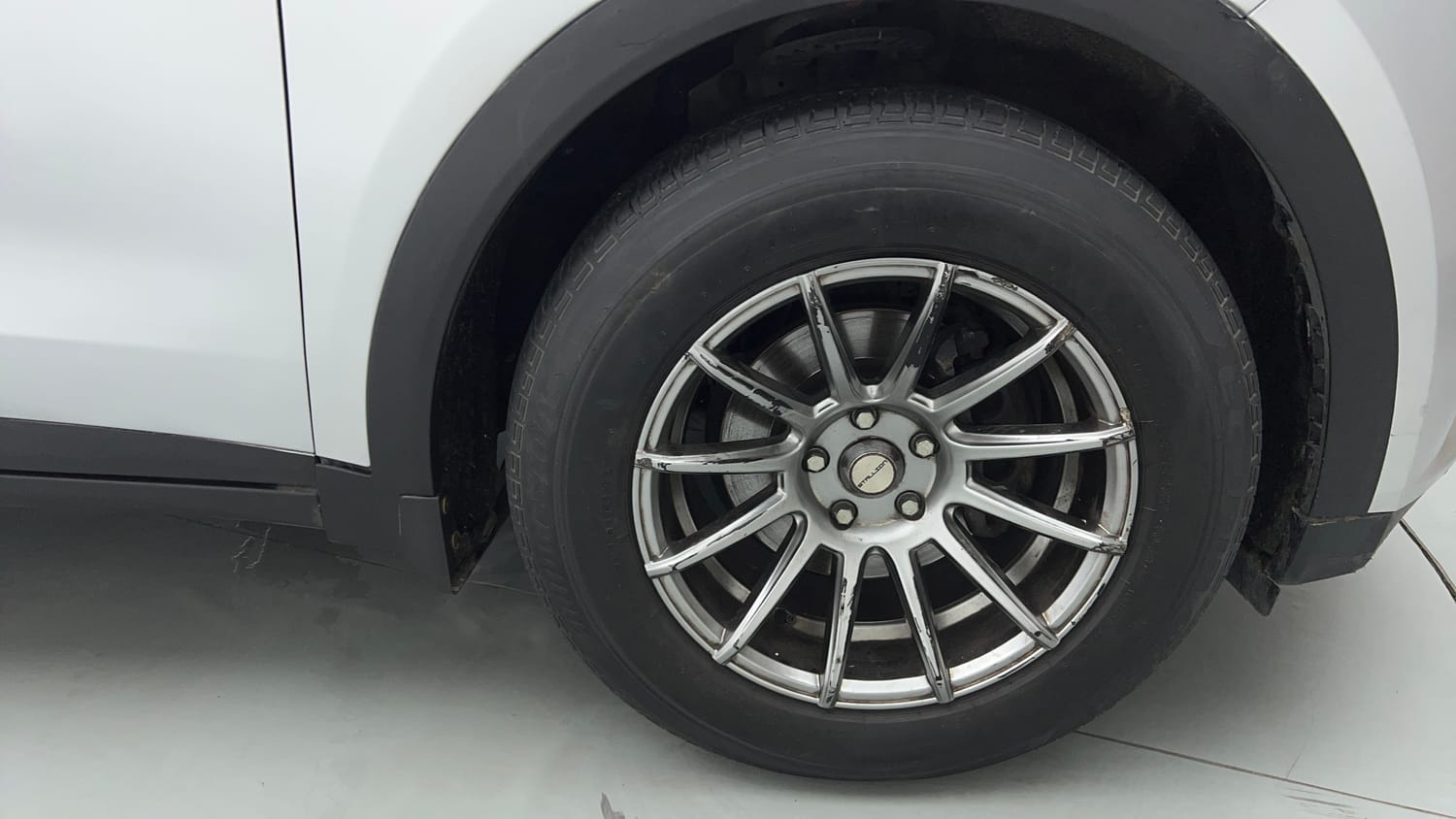 Used 2022 Mahindra XUV700 AX 3 Petrol AT 5 STR Petrol Automatic tyres RIGHT FRONT TYRE RIM VIEW