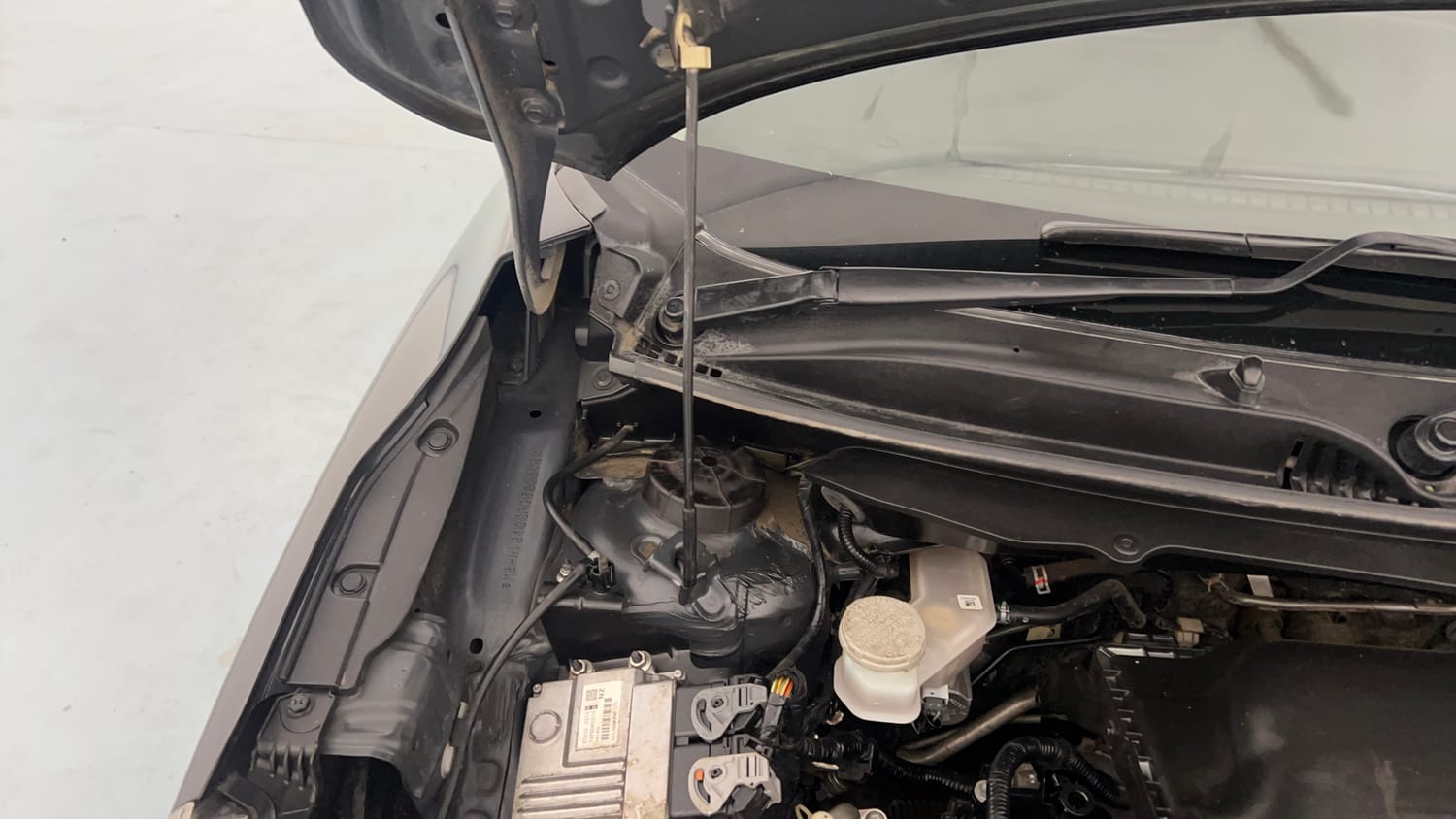 Used 2023 Maruti Suzuki Baleno Zeta MT CNG Cng Manual engine ENGINE RIGHT SIDE HINGE & APRON VIEW