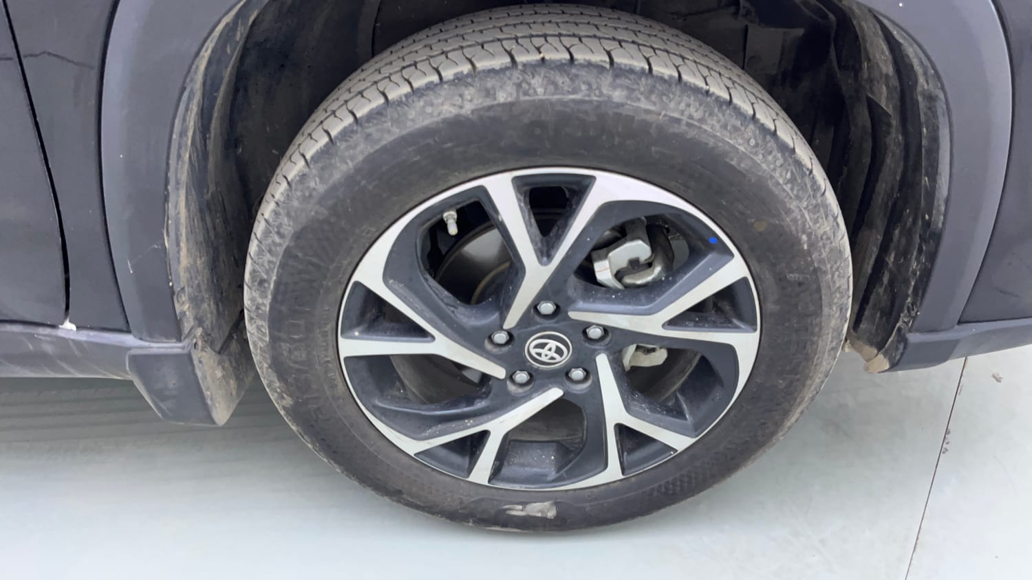 Used 2023 Toyota Urban Cruiser Hyryder V Hybrid Hybrid Automatic tyres RIGHT FRONT TYRE RIM VIEW