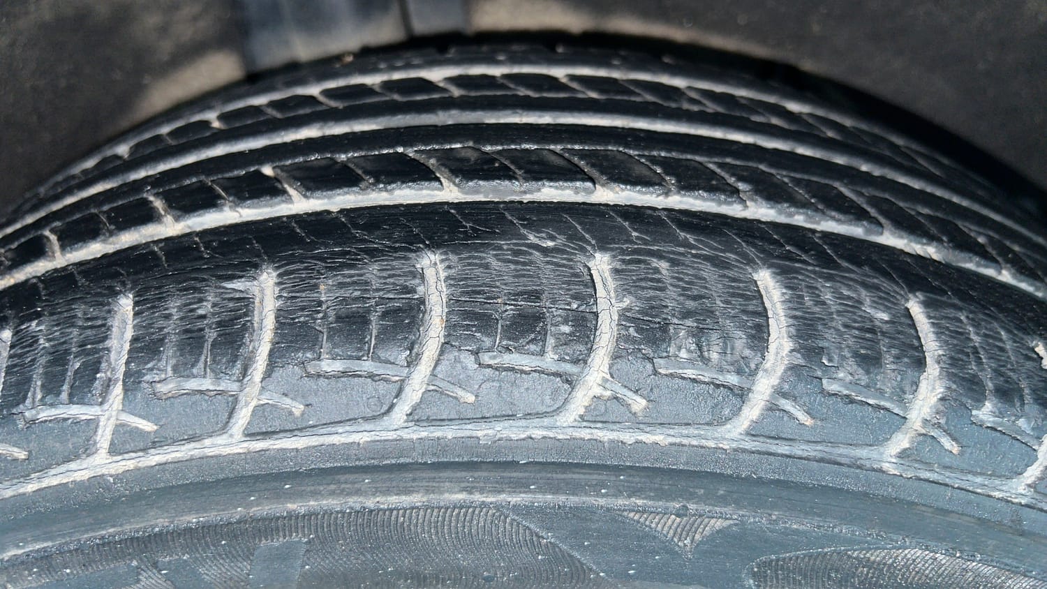 Used 2017 Maruti Suzuki Baleno Delta 1.2 Petrol Manual tyres RIGHT REAR TYRE TREAD VIEW