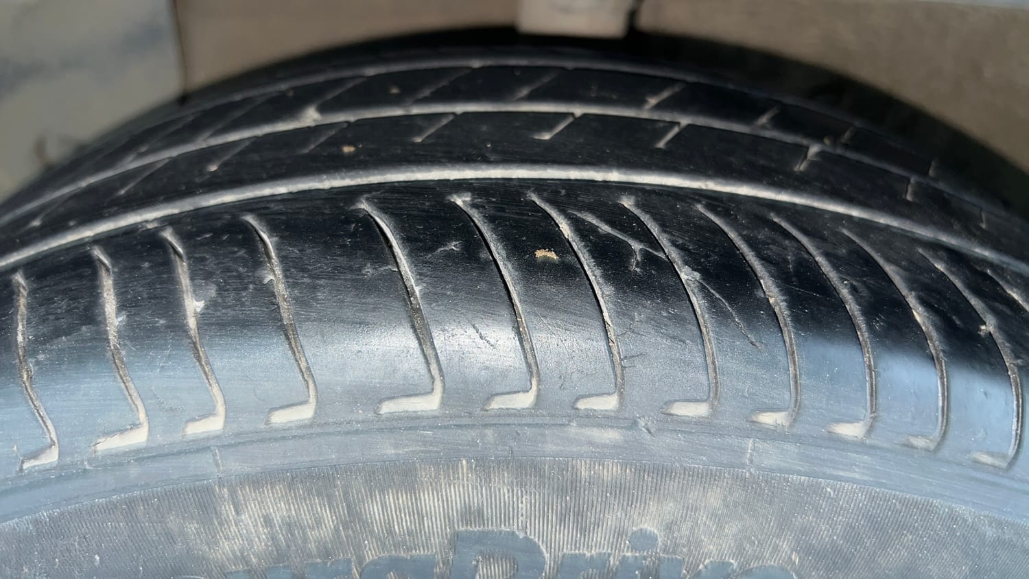 Used 2023 Hyundai Exter SX (O) Connect 1.2 AMT Petrol Automatic tyres LEFT FRONT TYRE TREAD VIEW