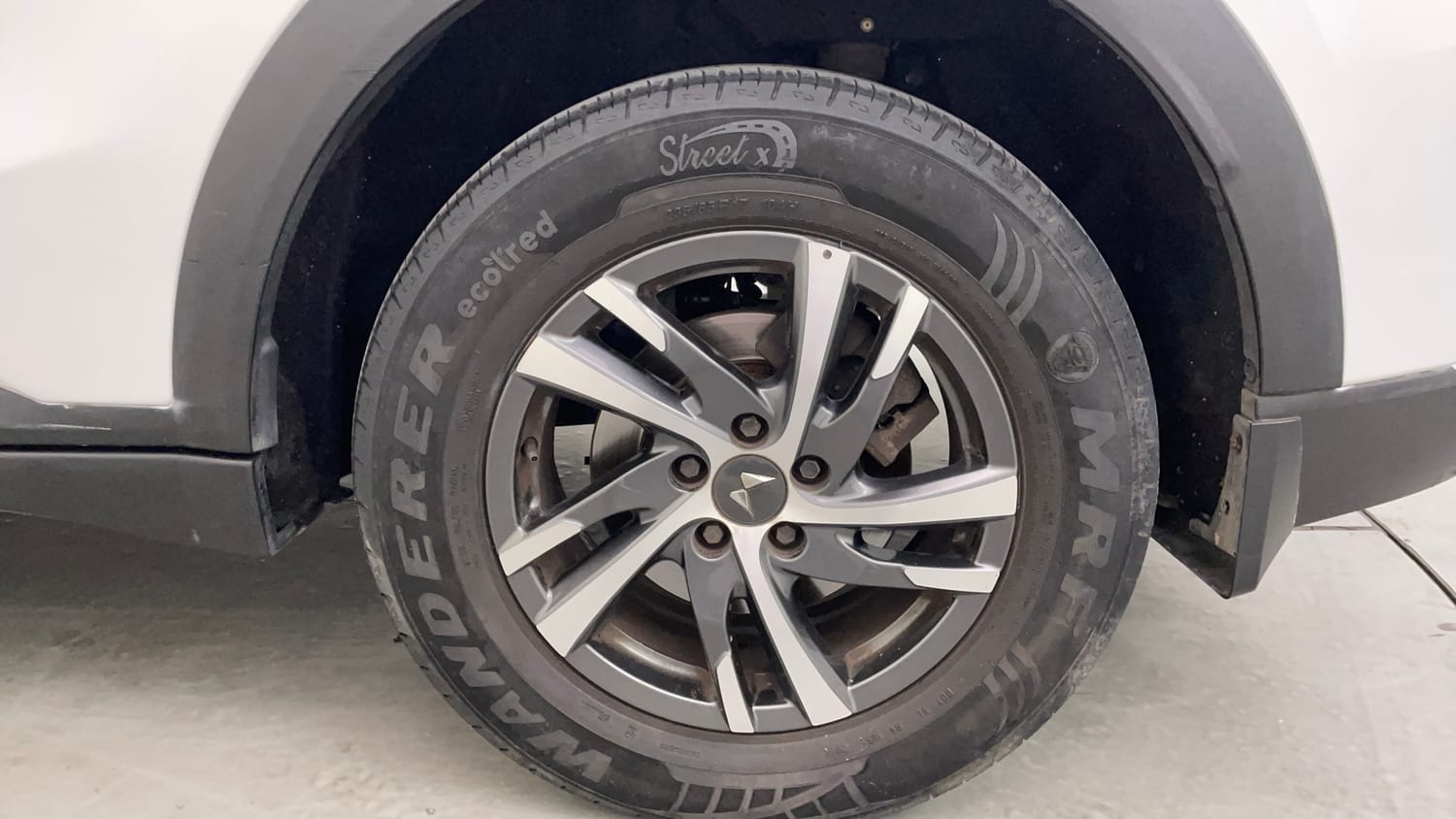 Used 2023 Mahindra XUV700 AX 5 Petrol AT 5 STR Petrol Automatic tyres LEFT REAR TYRE RIM VIEW
