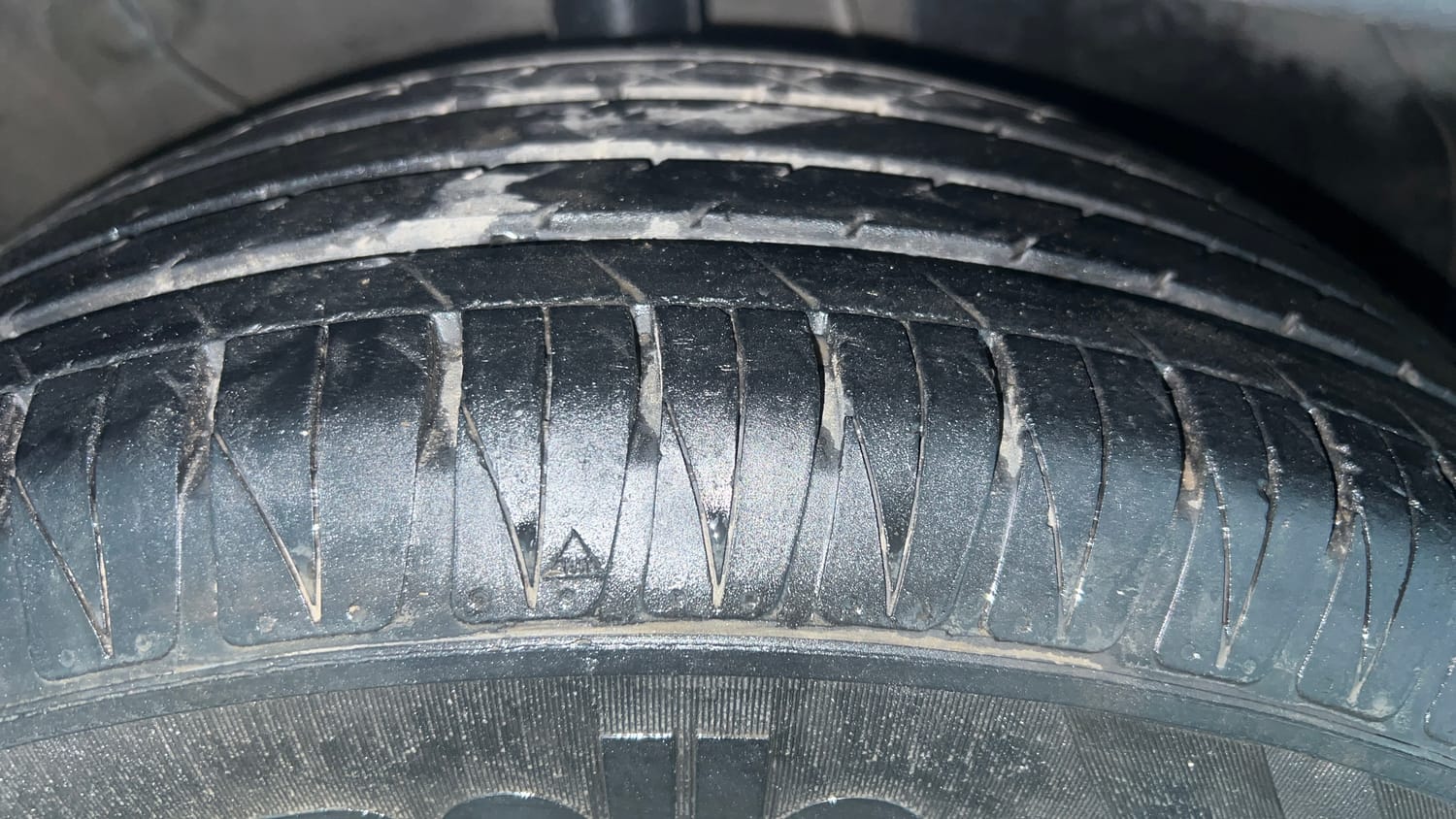 Used 2023 Kia Sonet HTX 1.0 DCT Petrol Automatic tyres RIGHT FRONT TYRE TREAD VIEW
