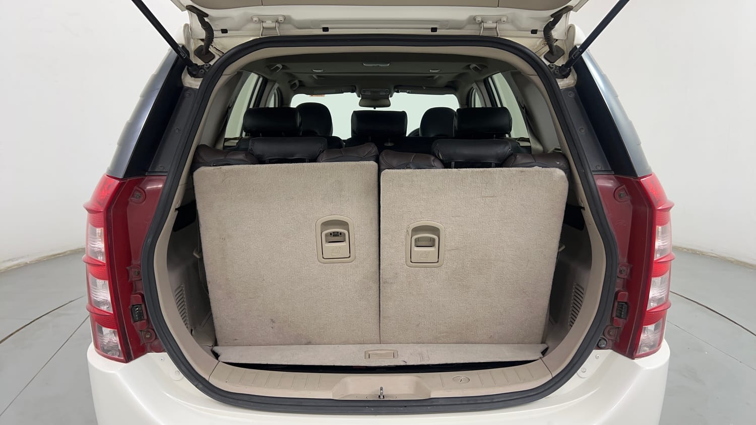 Used 2017 Mahindra XUV500 W10 Diesel Manual interior DICKY INSIDE VIEW