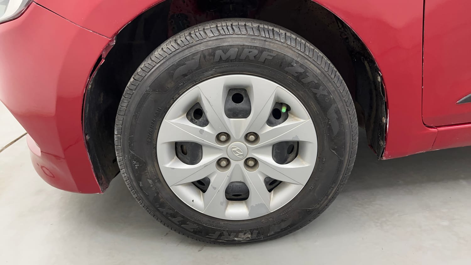 Used 2015 Hyundai Elite i20 Sportz 1.2 Petrol Manual tyres LEFT FRONT TYRE RIM VIEW
