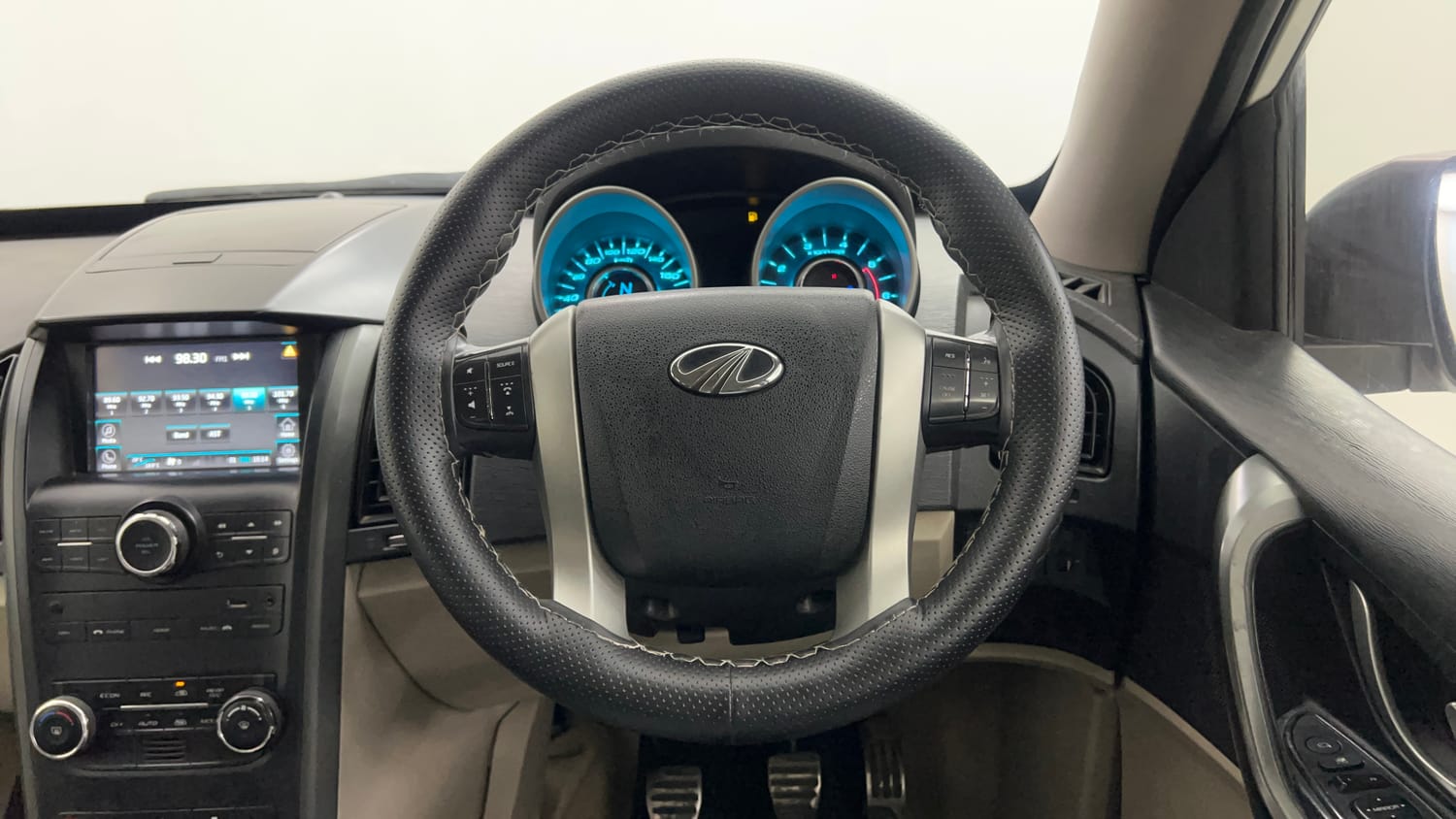 Used 2017 Mahindra XUV500 W10 Diesel Manual interior STEERING VIEW