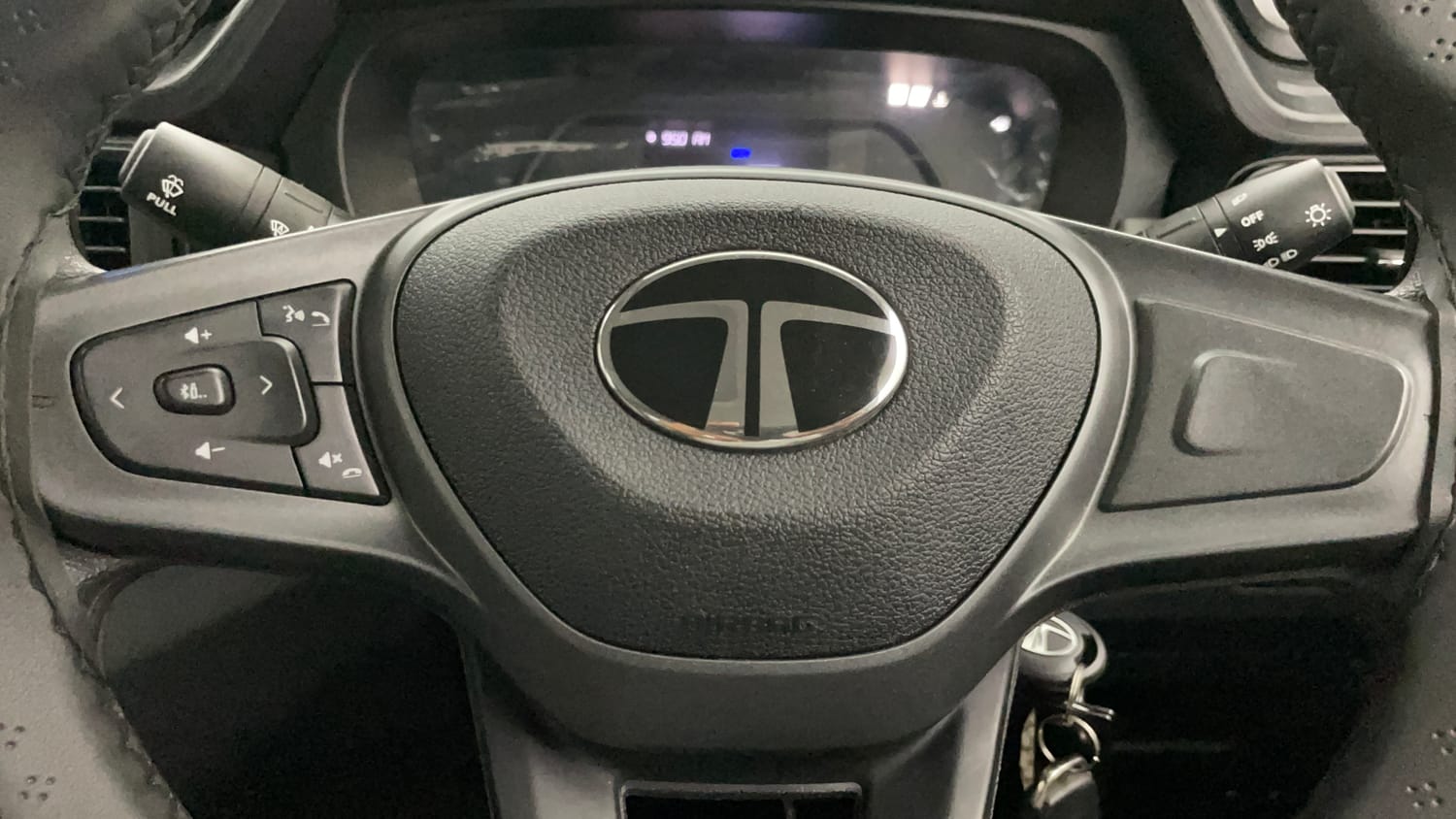 Used 2025 Tata Punch Adventure Sunroof AMT Petrol Automatic top_features Steering mounted controls