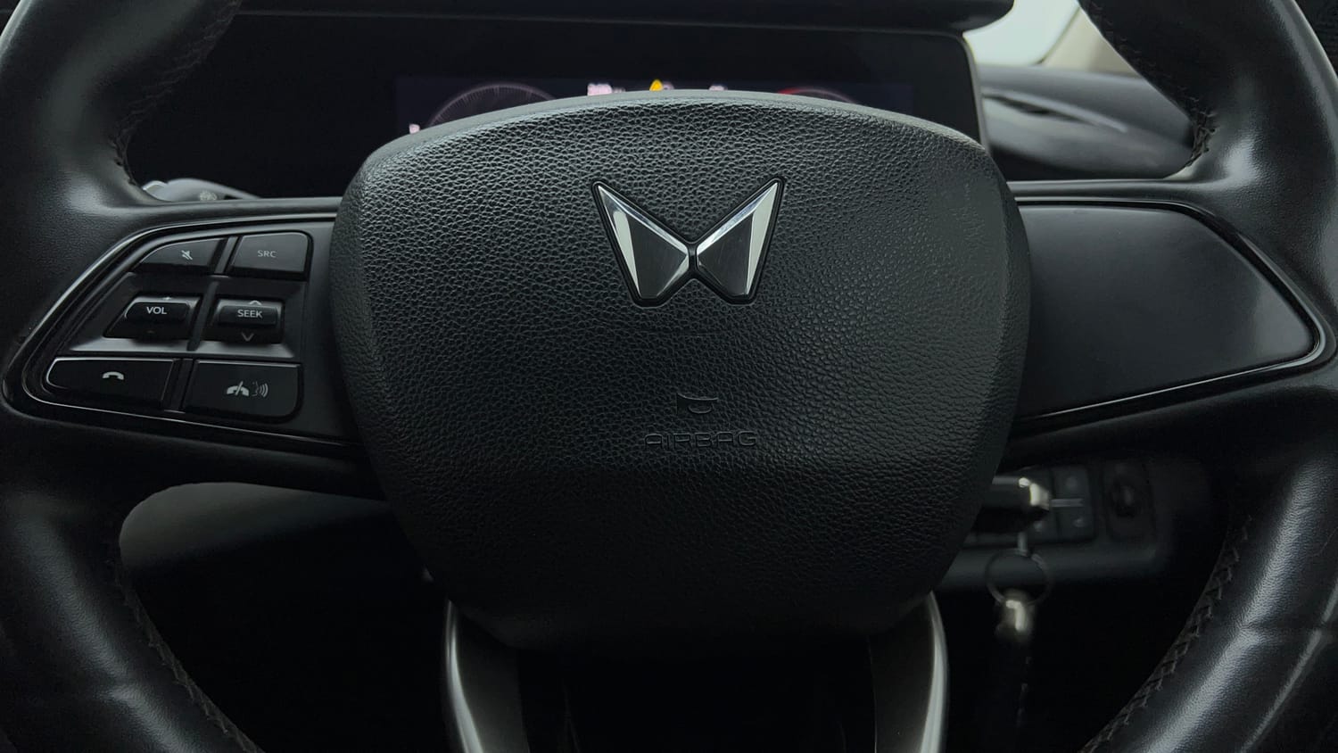 Used 2022 Mahindra XUV700 AX 3 Petrol AT 5 STR Petrol Automatic top_features Airbags