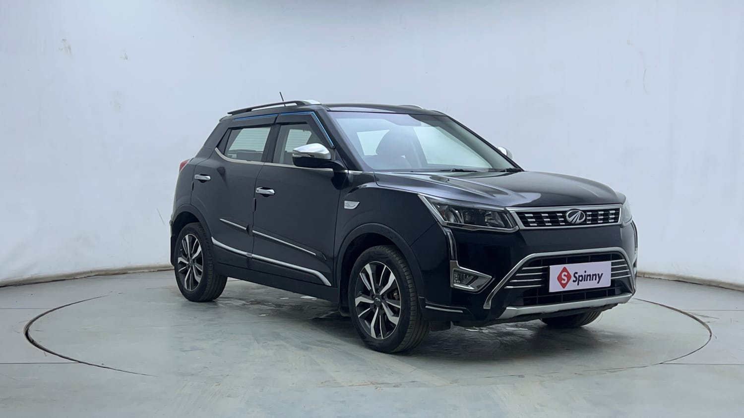 Used 2019 Mahindra XUV 300 1.2 W8 (O) Petrol Manual exterior RIGHT FRONT CORNER VIEW