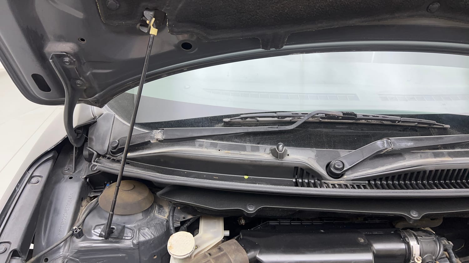 Used 2017 Maruti Suzuki Baleno Delta 1.2 Petrol Manual engine ENGINE RIGHT SIDE HINGE & APRON VIEW