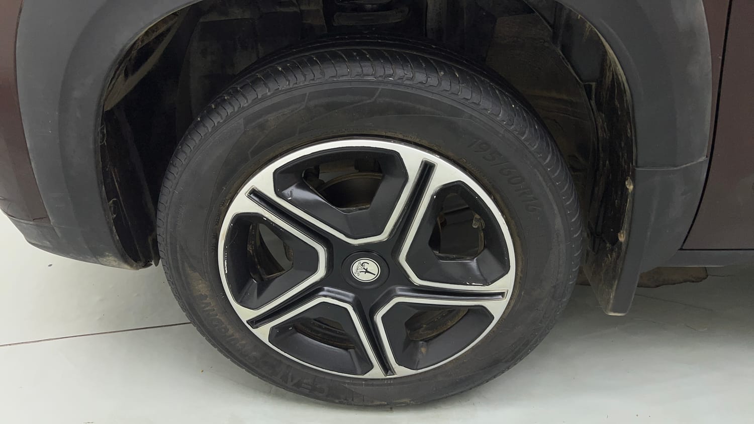 Used 2023 Renault Kiger RXT MT Petrol Manual tyres LEFT FRONT TYRE RIM VIEW