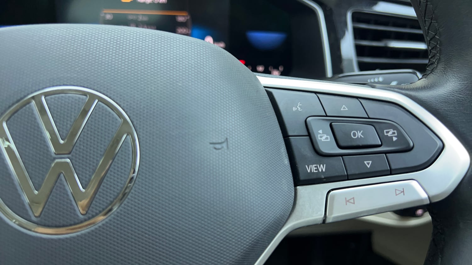 Used 2022 Volkswagen Virtus Topline 1.0 TSI AT Petrol Automatic top_features Cruise control